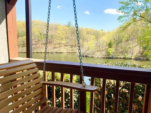 The Woods House | Lakeside Retreat Free Golf Swim Tennis