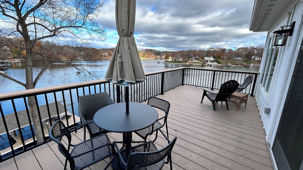 Goodview Cottage | Lakeside Retreat in Goodview with Dock, Hot Tub, and Views!