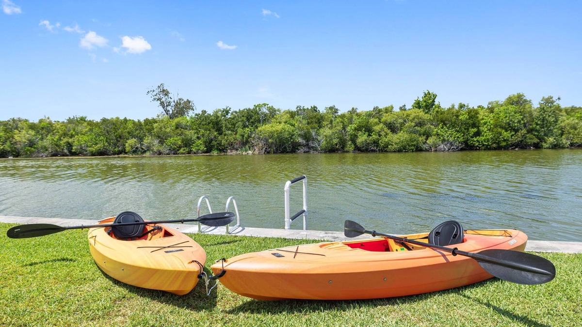 Tahitian Development House | Lakeside Retreat! Kayaks, Firepit, BBQ, WiFi & More – Near Beaches, Fishing & Outdoor Adventures!