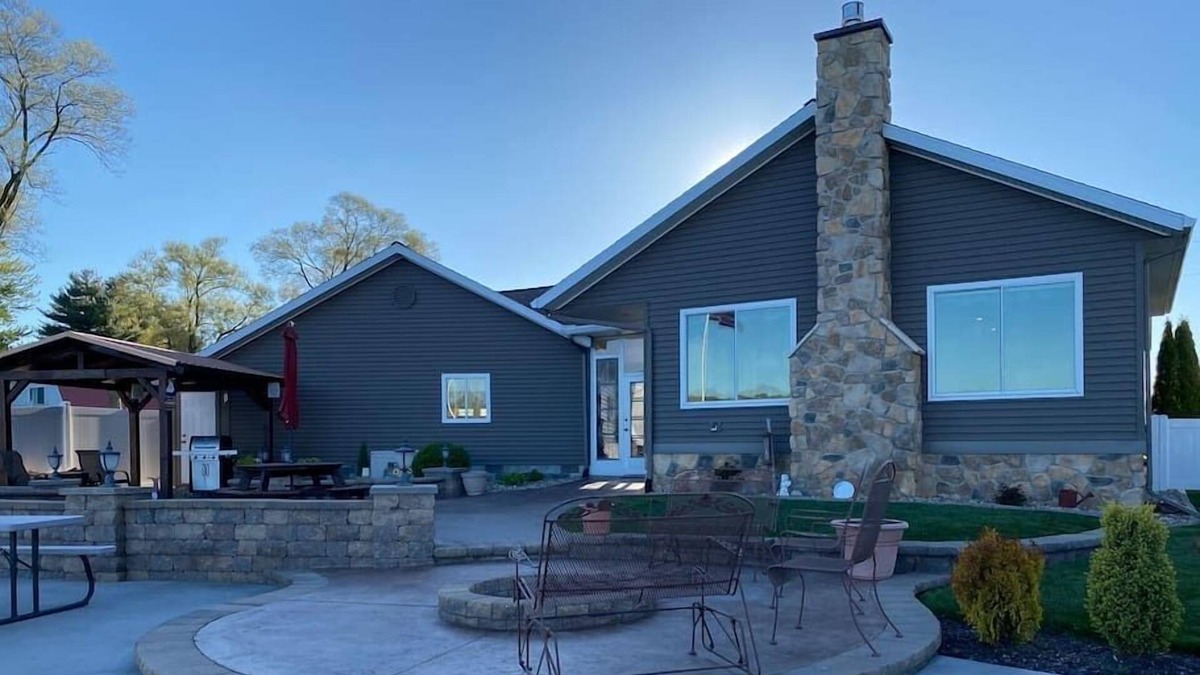 Howe House | Lakeside Retreat on Pigeon Lake