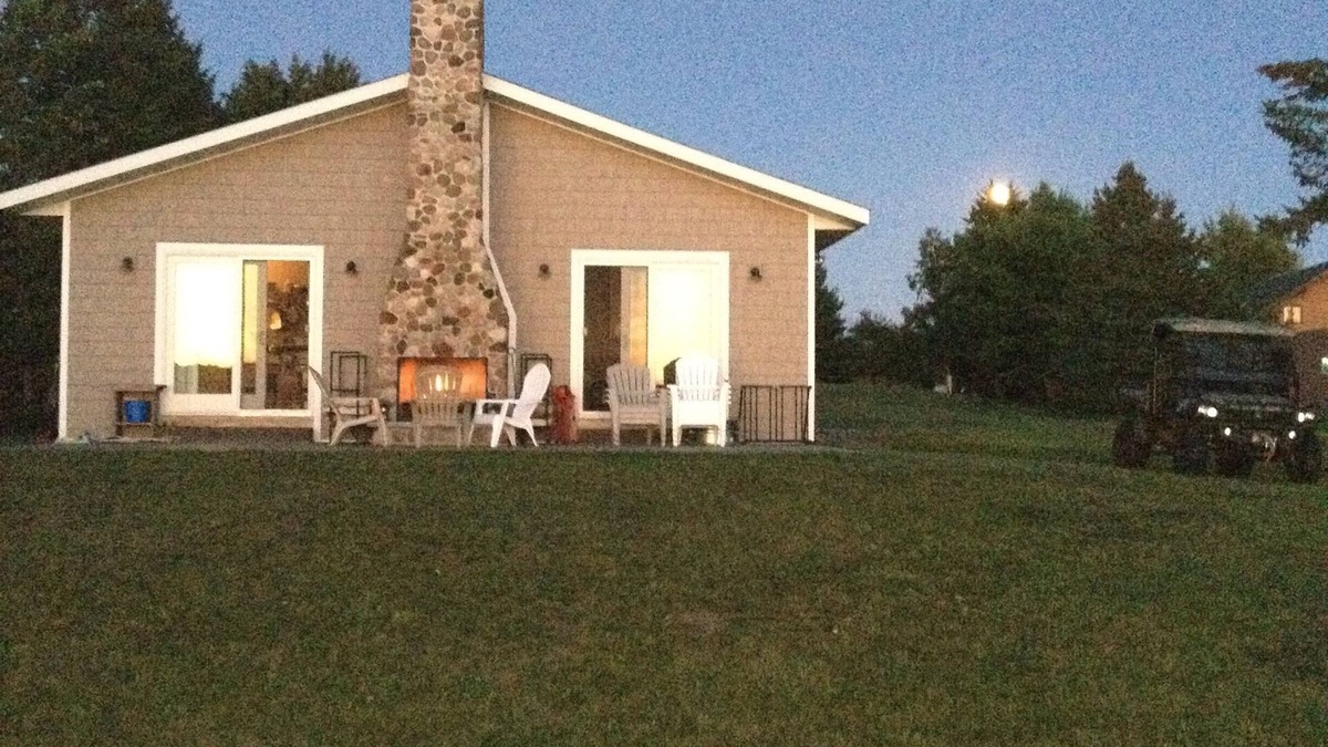 Lake Linden House | Lakeside Retreat or Winter Wonderland.You Choose