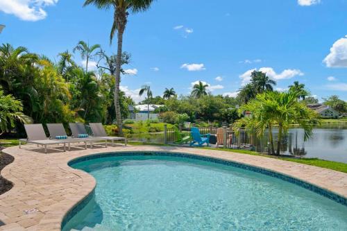 Palma Sola House | Lakeside Retreat