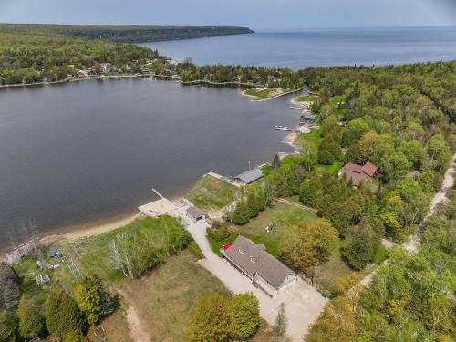 Lion's Head House | Lakeside Retreat With Hot Tub & Dock