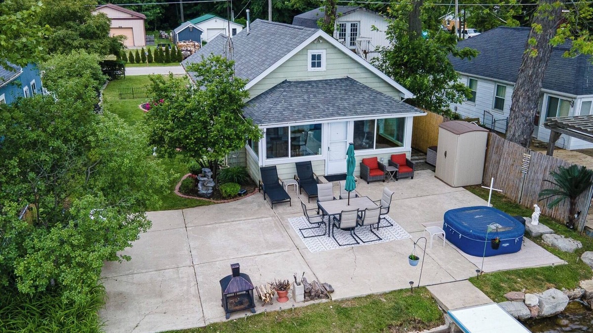 Lapeer Cottage | Lakeside Retreat with Massage Chair & Salu-Spa