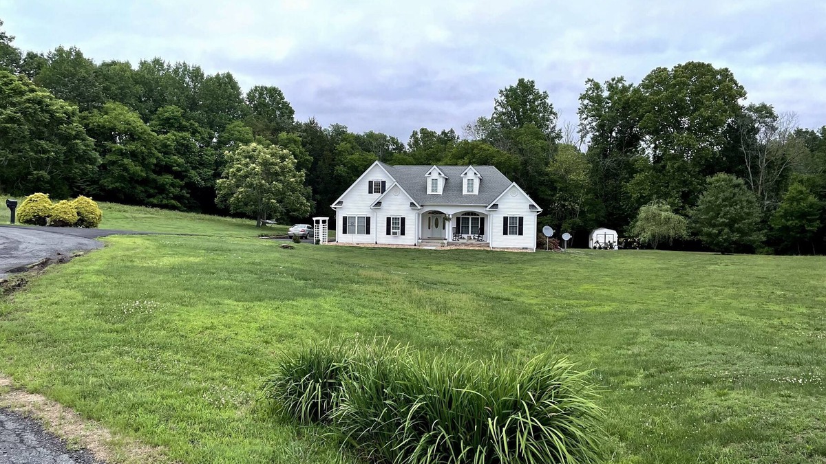 Livingston House | Lakeside Retreat with Private Dock w/Kayaks and Paddle-boards! Boat Slip too!