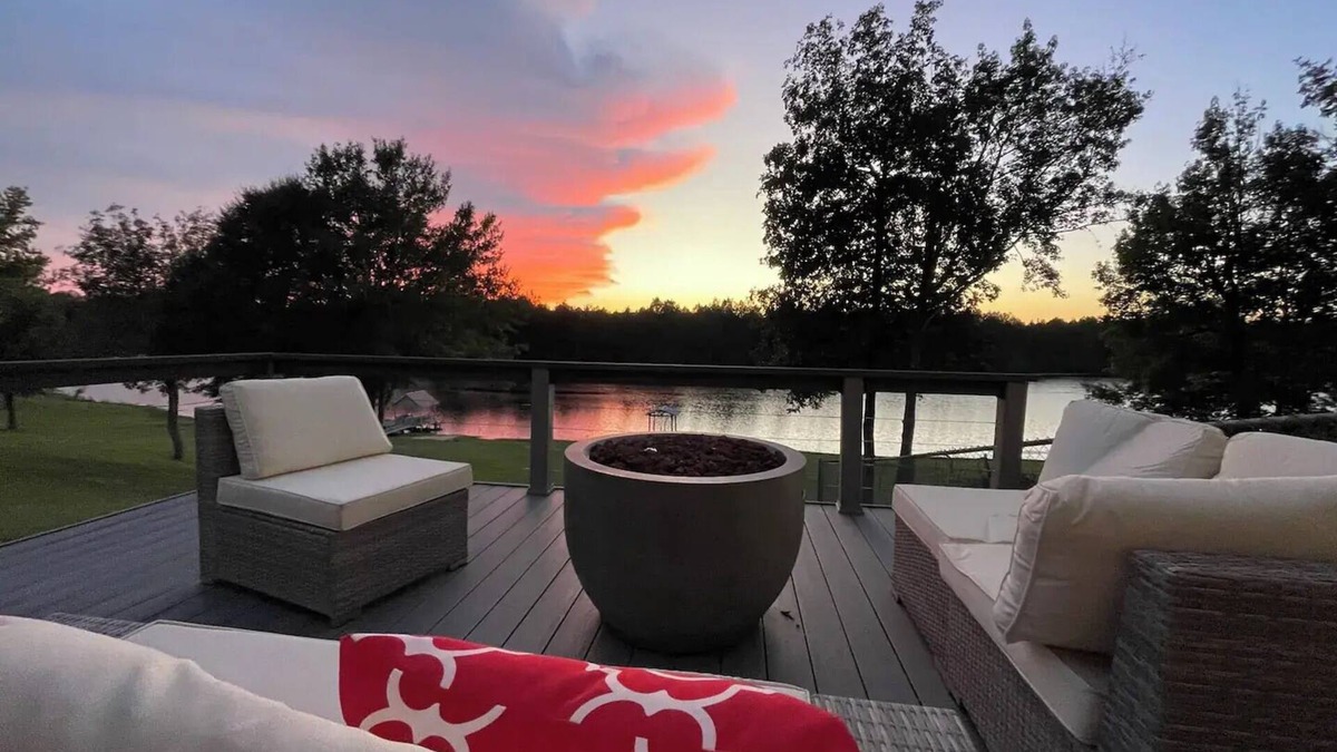 Hattiesburg House | Lakeside Runway Retreat, waterfront kayaks, luxury in the country