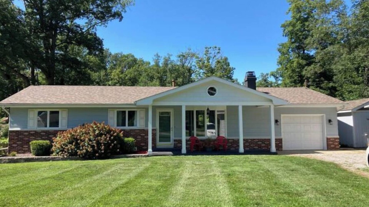 Effingham House | Lakeside Sarandipity: Sleeps 8 with outdoor spaces!