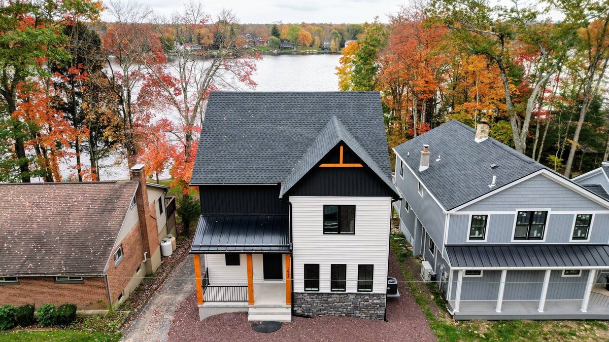 Penn Lake Park House | Lakeside Serenity by AvantStay | Lakefront, Newly Built, Deck w/Views!