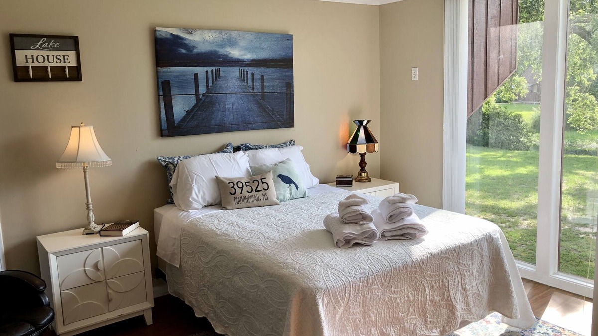 Diamondhead Apartment | Lakeside studio - Affordable Month to Month, Golf, Pools, Quiet