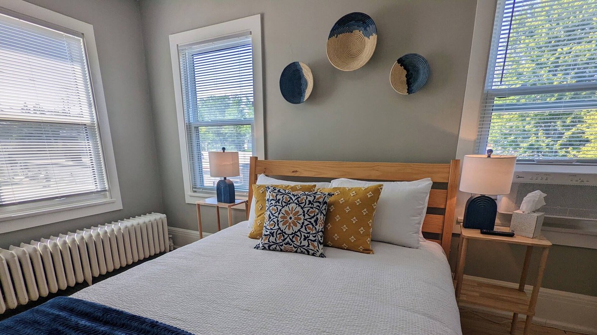 Lakeside - Lester Park Apartment | Lakeside Studio | Cozy East Side Apartment