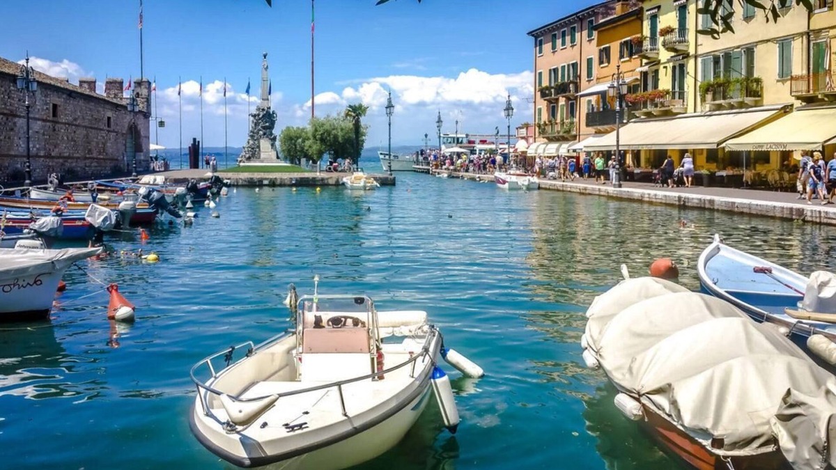Pacengo Apartment | Lakeside studio: the perfect place for a romantic getaway or family vacation