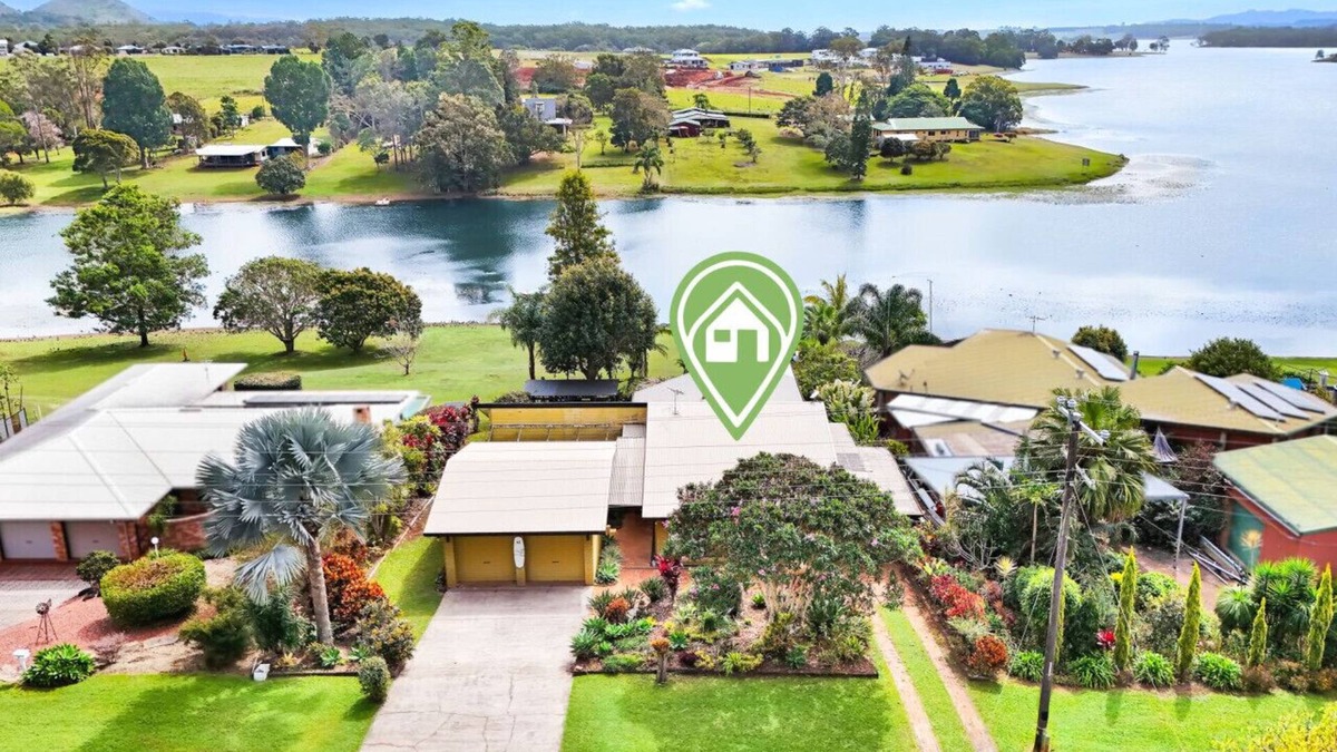 Yungaburra House | LakeSide Tinaroo- Lakefront Retreat with Private Pontoon, Water Activities & Stunning Views