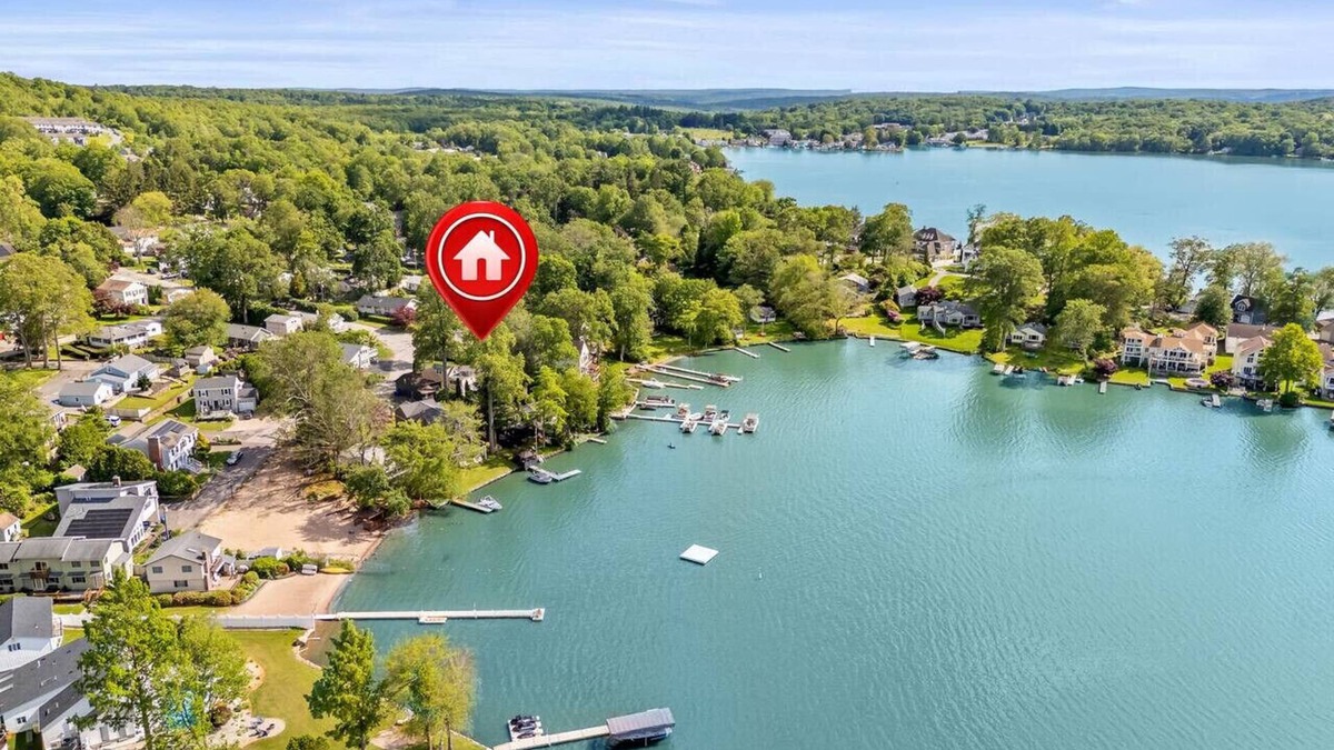 Lake Pocotopaug House | Lakeside treasure boating swimming kayaking
