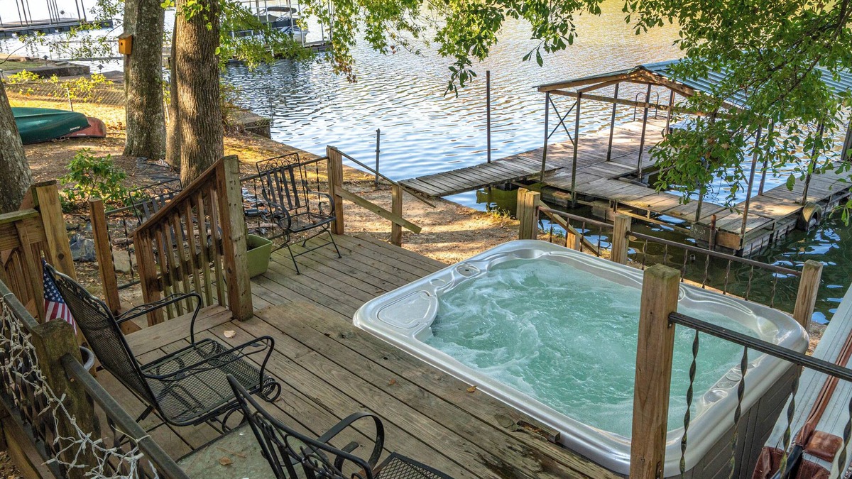 Mid America House | Lakeside Treasure w/Hot Tub, Canoe & Kayaks - Comfortably Sleeps 11