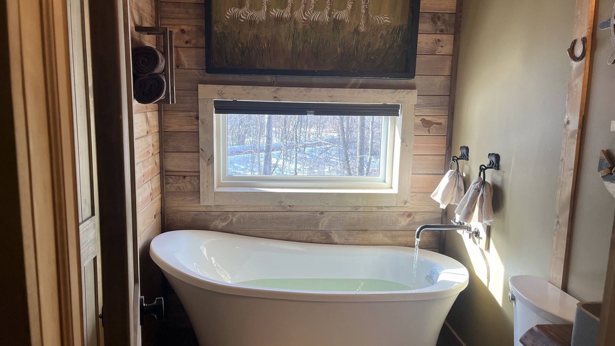 Grandy Cabin | Lakeside Treehouse sleeps 10+Large Sauna+Cold Tub