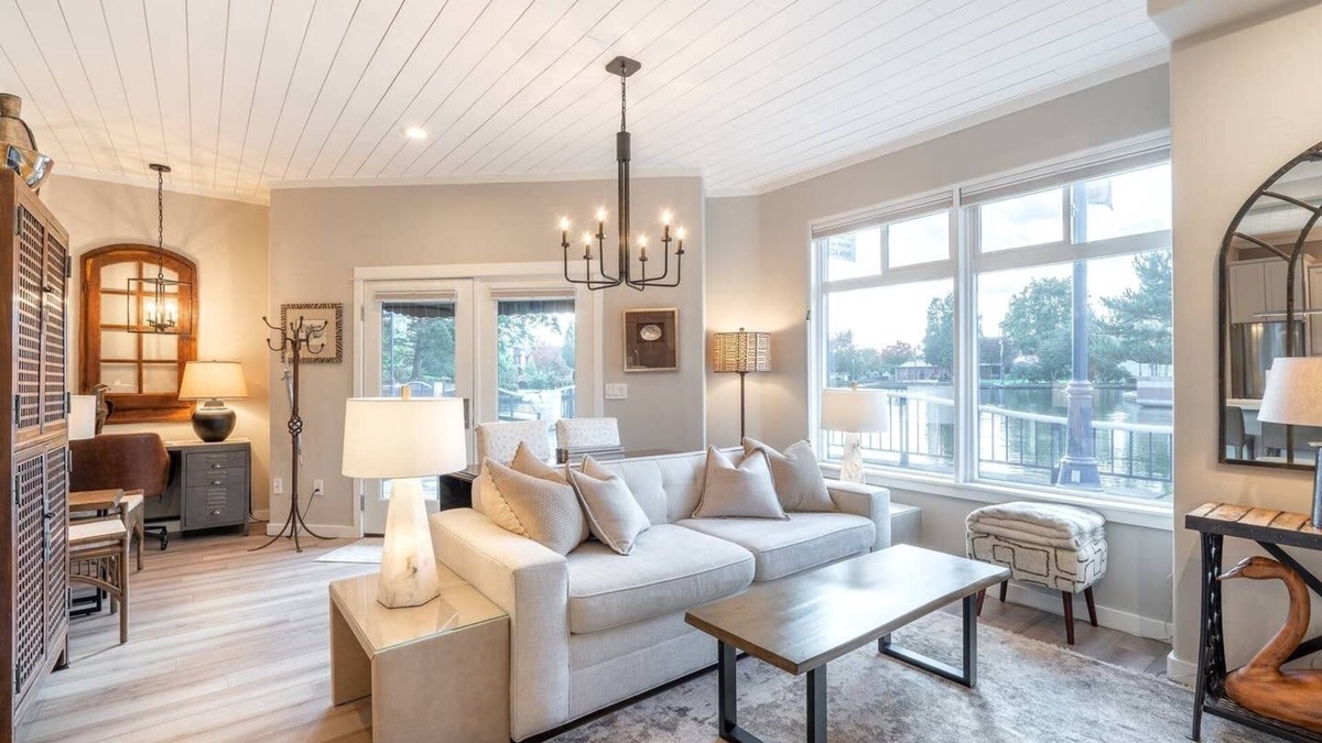 Sherwood - Tualatin South Condo | LAKESIDE URBAN INN . . . truly a HIDDEN GEM on the LAKE in Downtown Tualatin!
