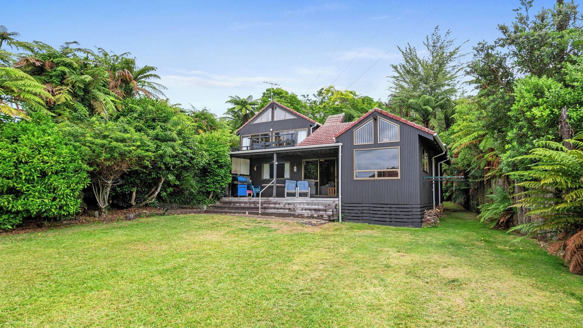 Okere Falls Cottage | Lakeside Villa - Lake Rotoiti Holiday Home