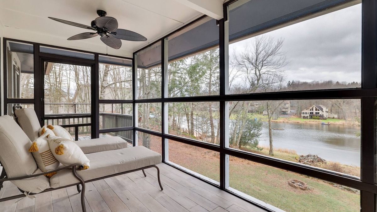 Lake Ariel Ski Chalet | Lakeside Villa – Lakefront Luxury in The Hideout/5BR, 3BA, Sleeps 13