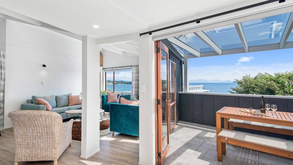 Waipahihi Cottage | Lakeside Vista - Taupo Holiday Home