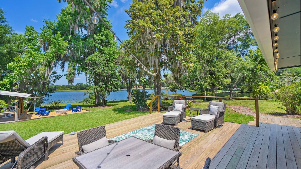 Doctors Inlet House | Lakeside, Water View, Kayak, BBQ Grill, Fire Pit