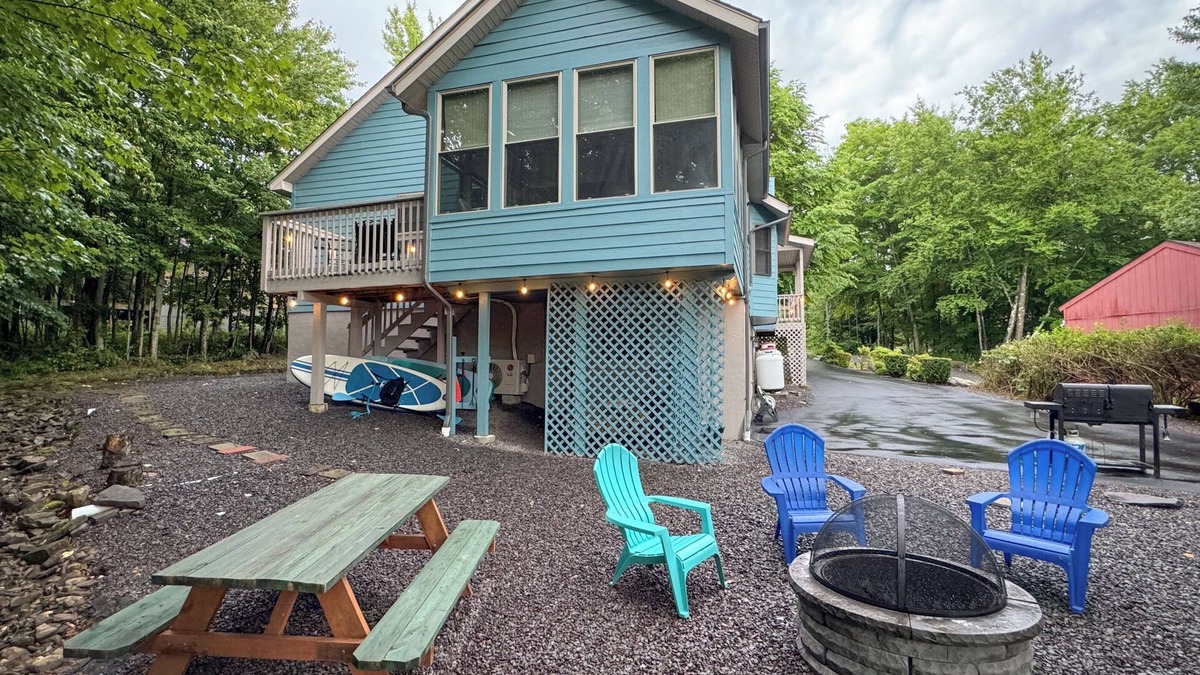 Hamlin House | Lakeside Winter Poconos Retreat - 3 BR, Water Views, & Winter Activities