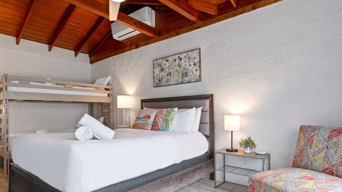 Volente Cabin | LakeTravis Bungalow 4