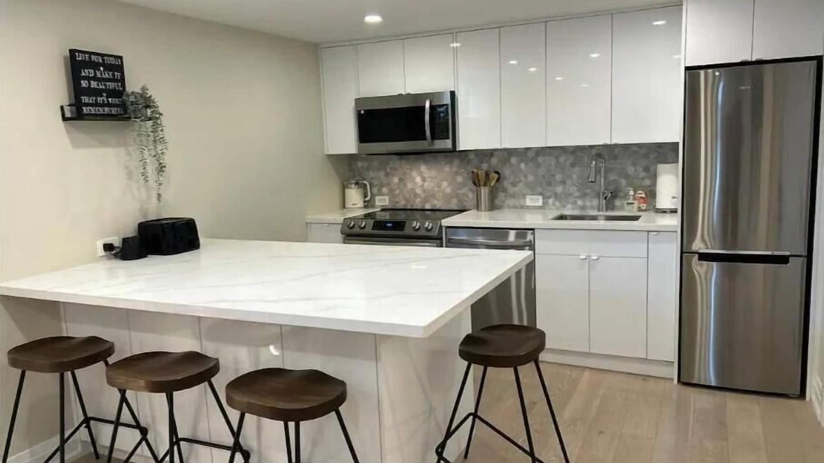 Lakeview Apartment | LakeView 2BR: Easy Access & Modern Comfort