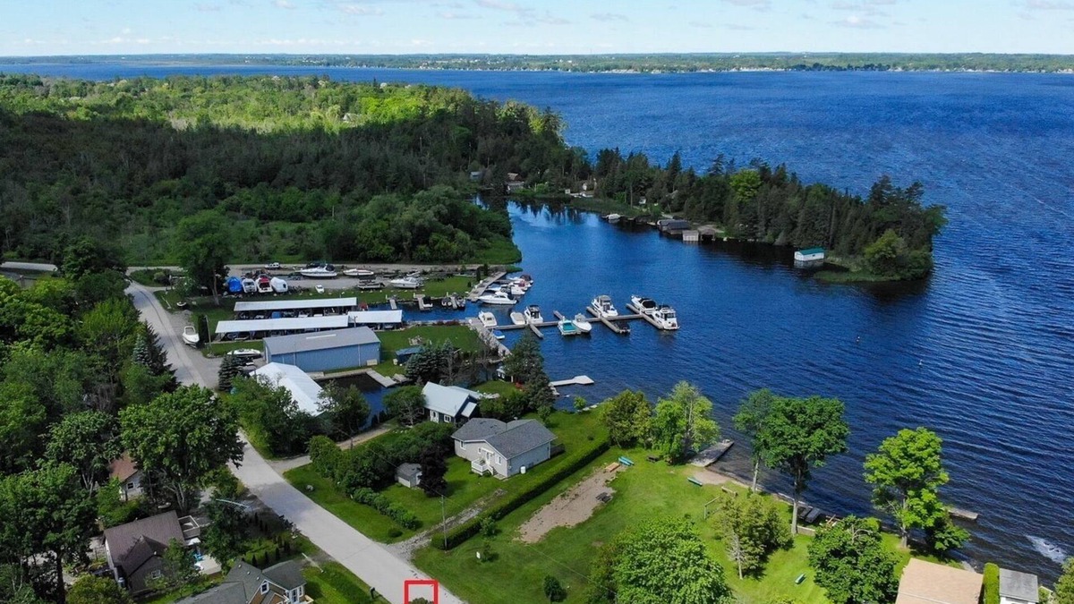 Lindsay House | Lakeview 2BR for 5 People with Sandy Beach Park for Fishing,/Swimming/Boating