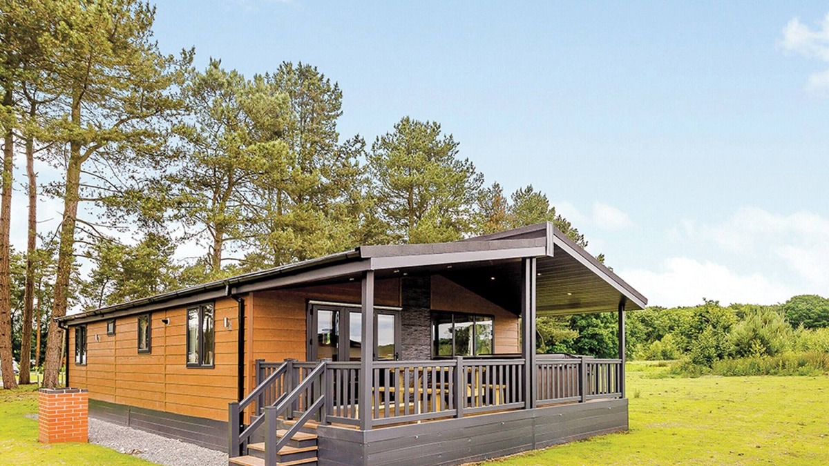 Woodhall Spa Ski Chalet | Lakeview 3 Pet Friendly