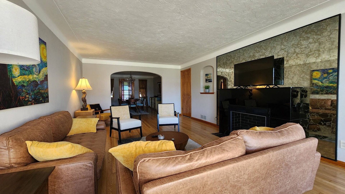Lorain House | Lakeview Beach BungalownLighthouse/3 Beds/Game Room/PetsnEntry Ramp available