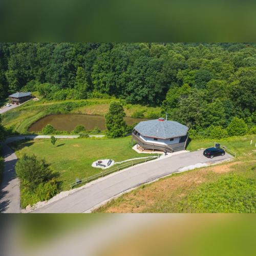 Logan House | Lakeview - by The Chalets