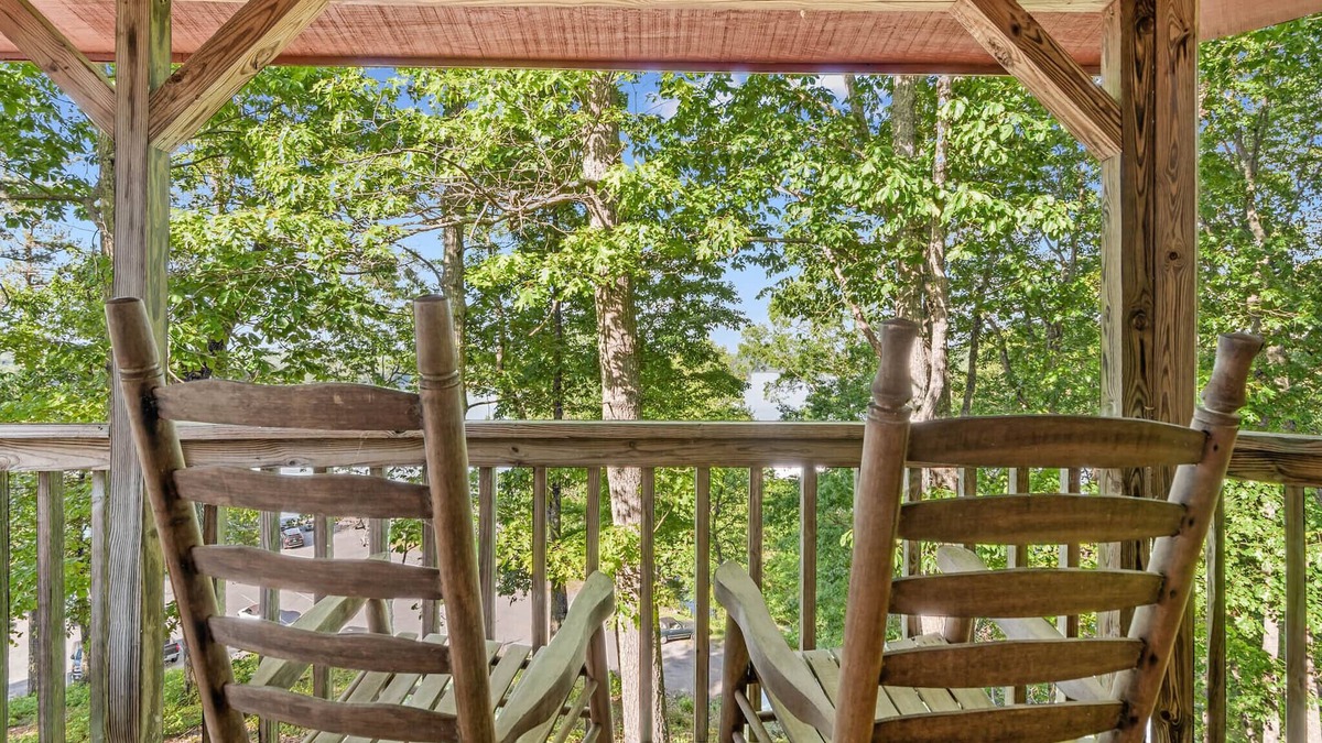 Ellijay Cabin | Lakeview Cabin #5 at Carters Lake, includes free boat slip at the marina