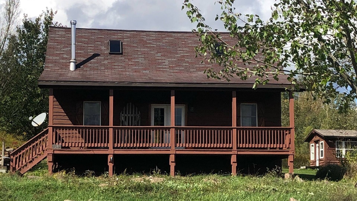 Emlenton Cabin | Lakeview cabin close to bike/hiking trails, the Allegheny River and more.