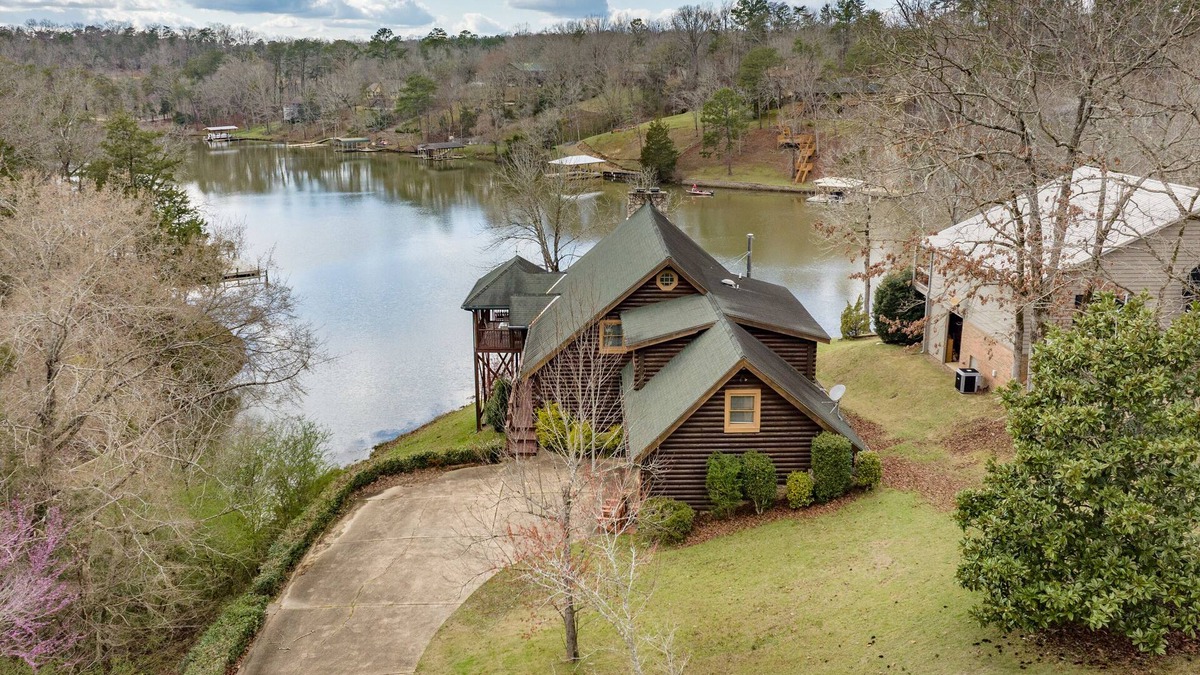 Northport Cabin | Lakeview Cabin Escape: Your Serene Waterside Retreat