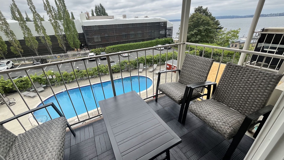 Moss Bay Condo | Lakeview condo steps to famous Lake Street, Kirkland