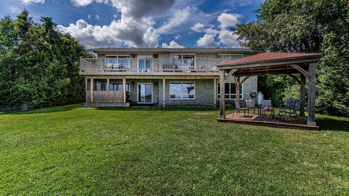 Bobcaygeon Cottage | Lakeview cottage near Pigeon lake with hot tub