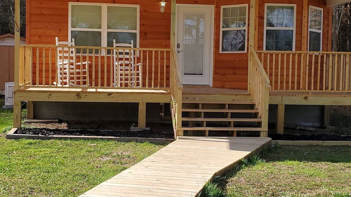 Tunnel Hill House | Lakeview Cottage. Directly across from lake Access with lake views.