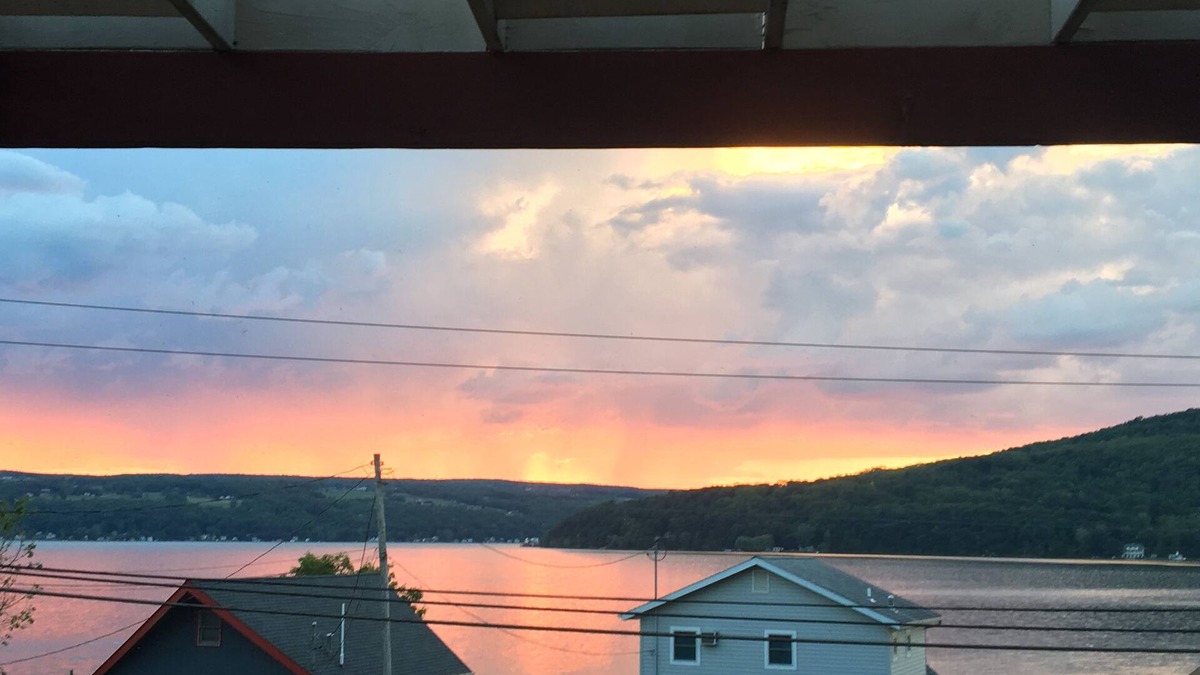Dundee Cottage | Lakeview Cottage Has it All!