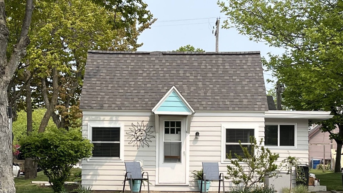 Ludington Cottage | LAKEVIEW COTTAGE - Opening available! Come check out the Fall Colors! ☀️