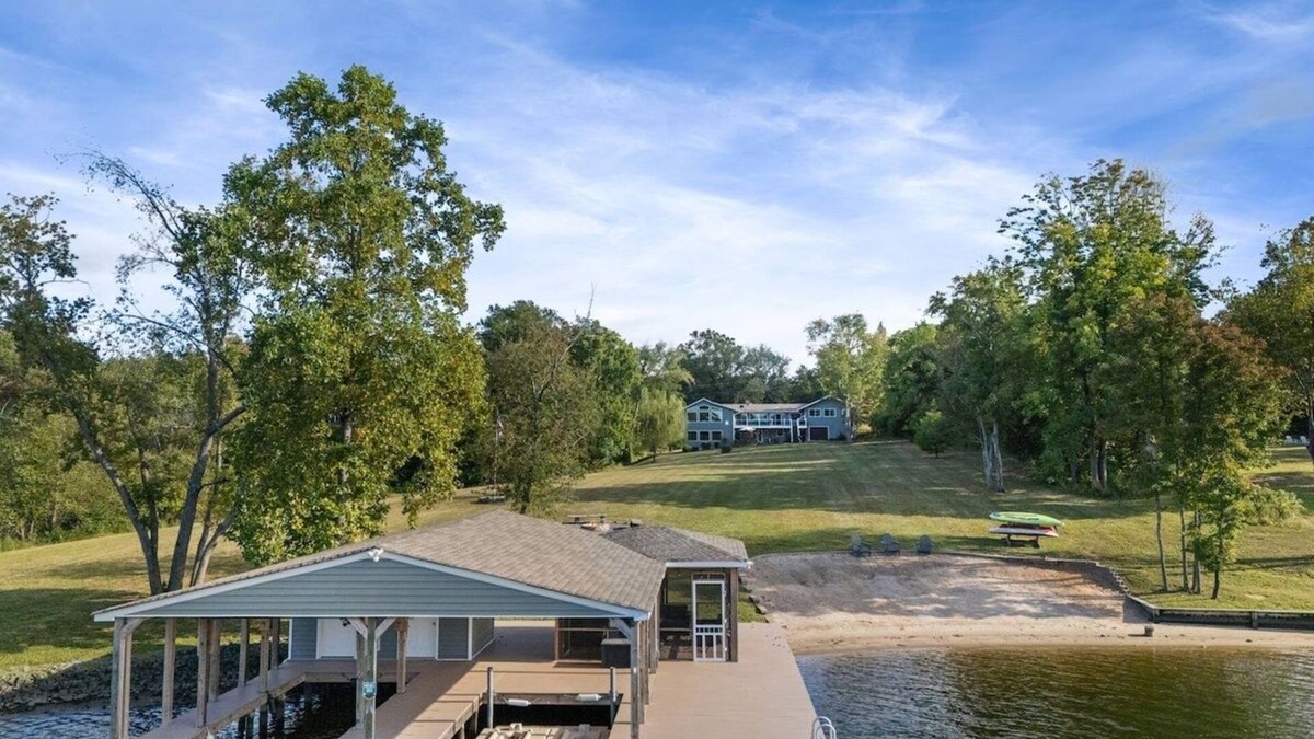 Aspen Hill House | Lakeview Escape – Spacious Retreat with Private Beach & Dock