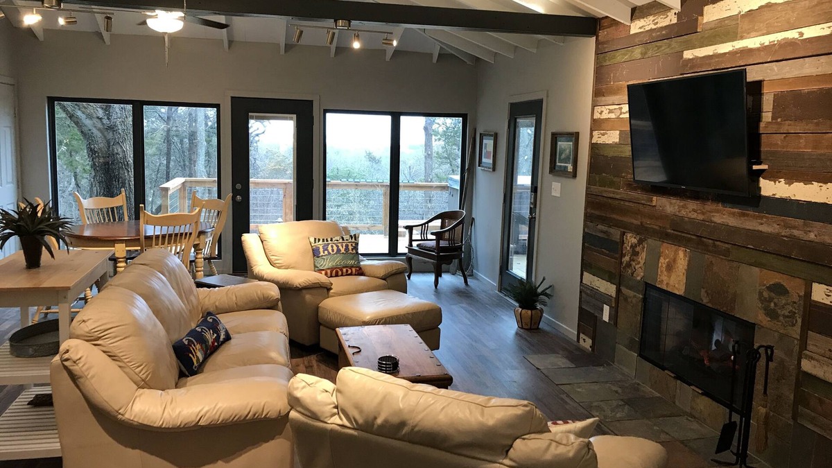 Pottsboro House | Lakeview @ Firefly Hideaway Lake Texoma Hot Tub King Bed FirePit Boat Parking