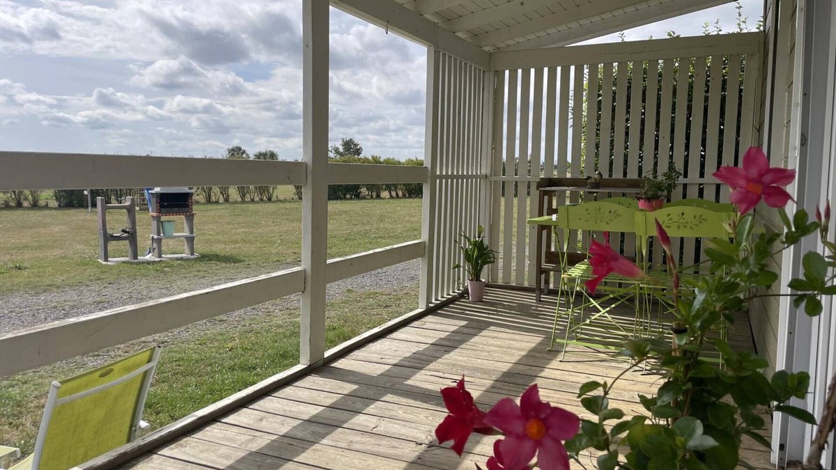 Pierrefitte-sur-Loire Cottage | Lakeview Chalets: Terraces, BBQ, Swimming, Pedal Boats, Fishing, Pet-Friendly, All-Inclusive Amenities