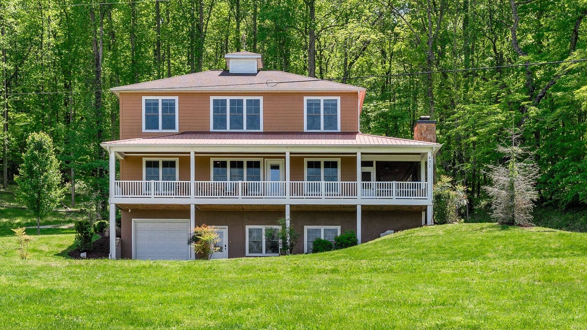Silver Point House | LAKEVIEW GETAWAY adjacent to Floating Mill Park