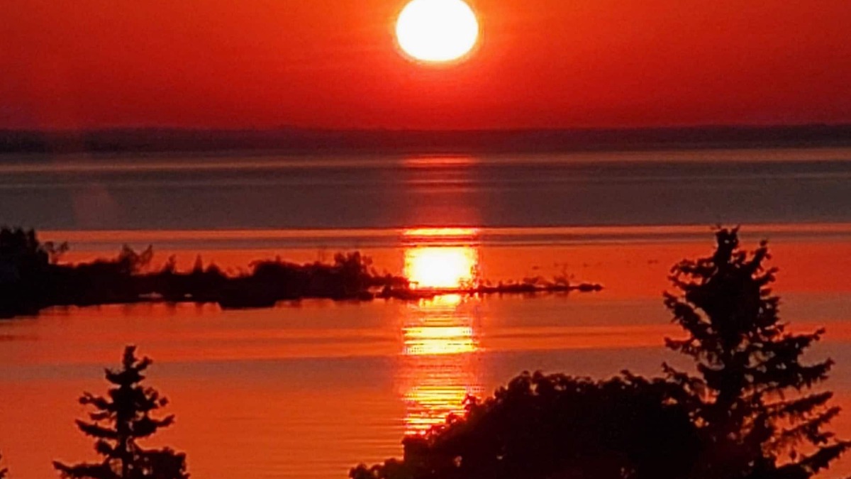 St Ignace House | Lakeview Getaway with stunning sunrises