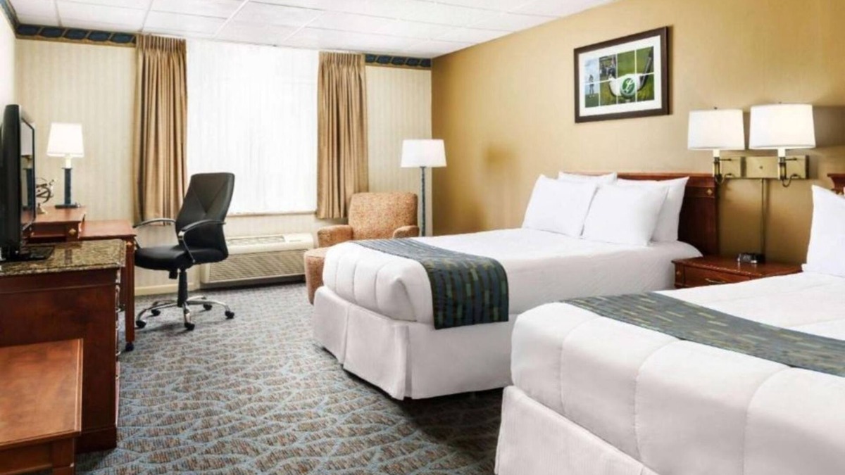 Cheat Lake Hotel | Lakeview Golf Resort Hotel Elegant 1BR Suite
