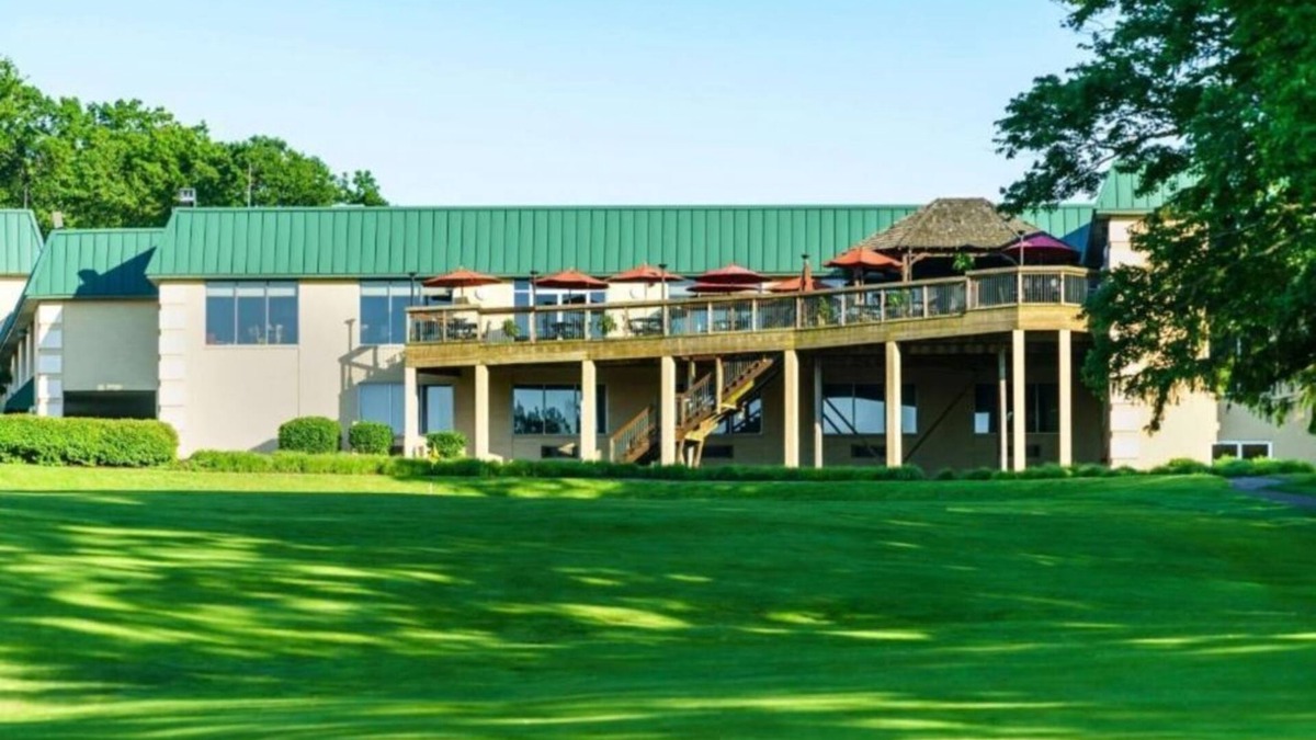 Cheat Lake Apartment | Lakeview Golf Resort: Studio w Pool, BBQ & Spa