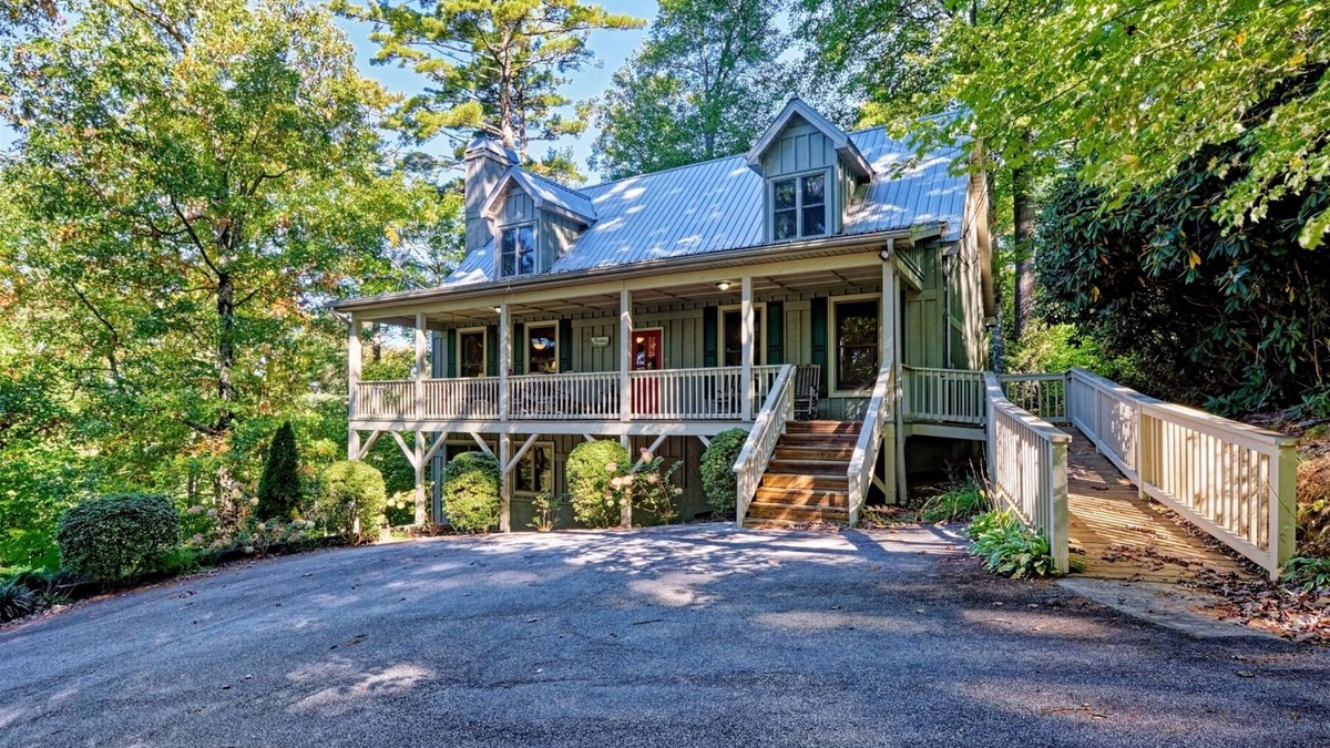Mirror Lake Cabin | Lakeview Hideaway | Covered Front Porch with Lake View!