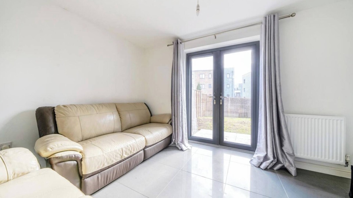 Ebbsfleet Valley House | Lakeview House - Sleeps 6, Garden & Free Parking
