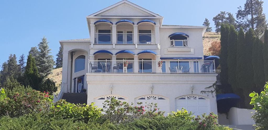 North End House | LakeView House with 4 rooms Kelowna near downtown & Knox Moutain