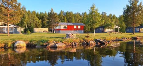 Svardsjo House | Lakeview Houses Sweden - Red House